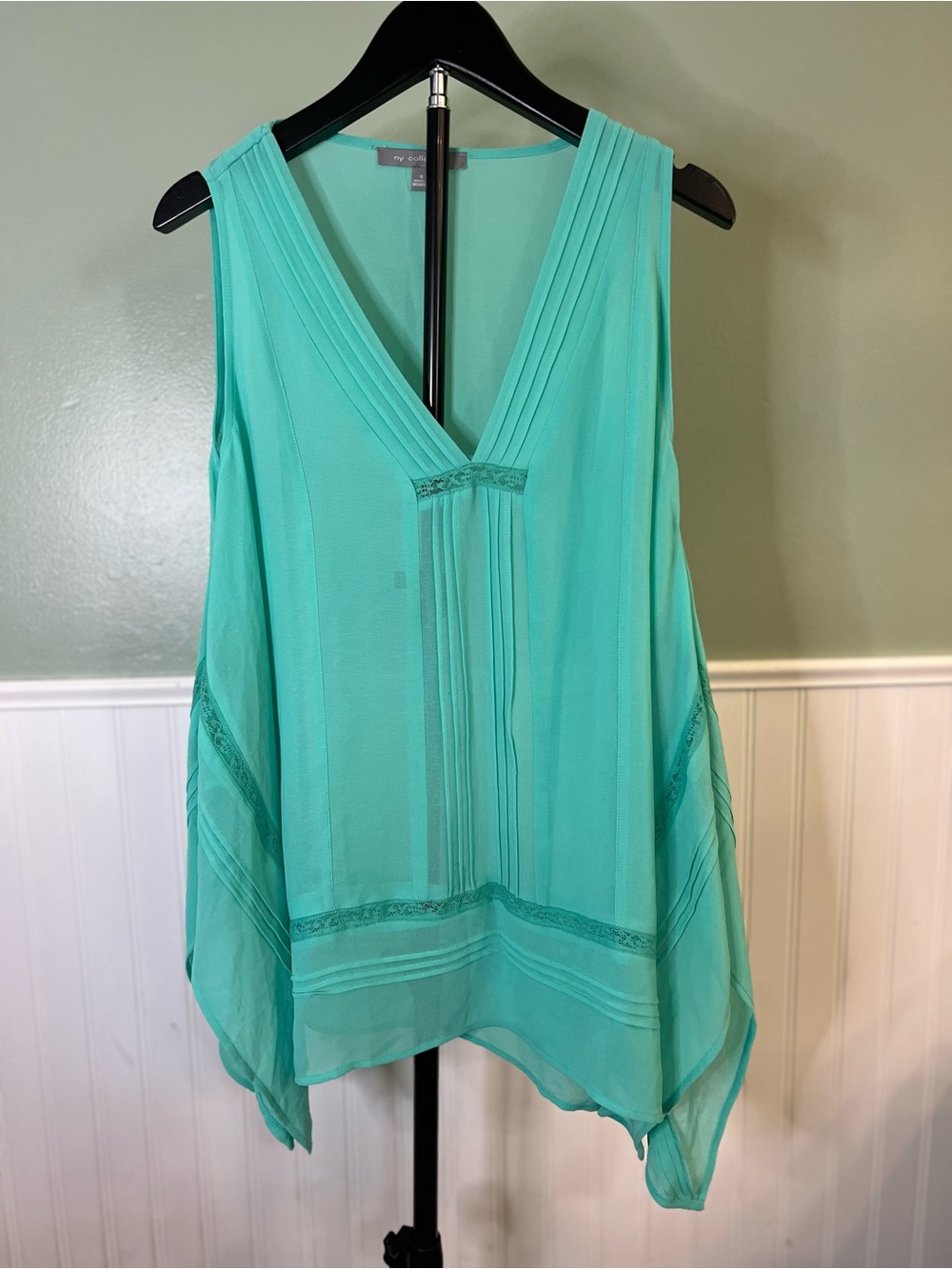NY Collection Mint Green Pleated V-Neck Chiffon Tank w/ Handkerchief hem. Size S